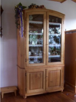 Vitrine mit Glas